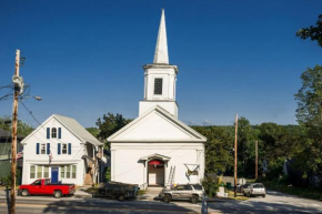 Cozy 2BR by River, Steeple Hall